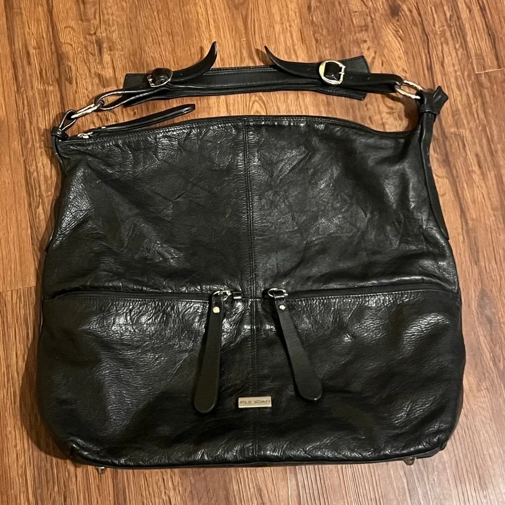 Pulicati black leather shoulder bag, made in Italy.